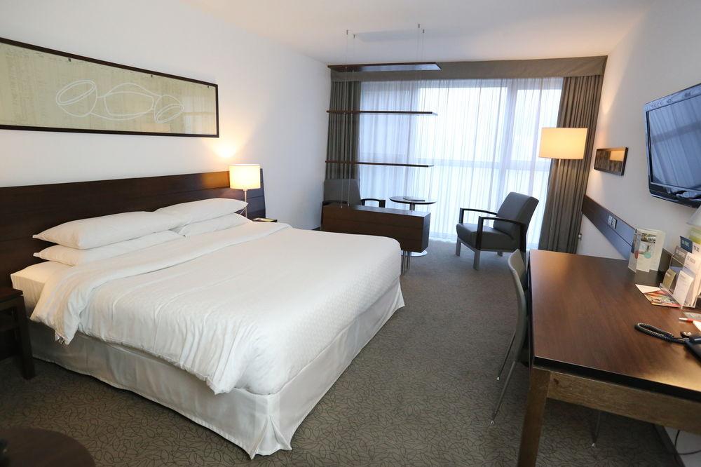 Four Points Sheraton Bolzano Bozen Esterno foto